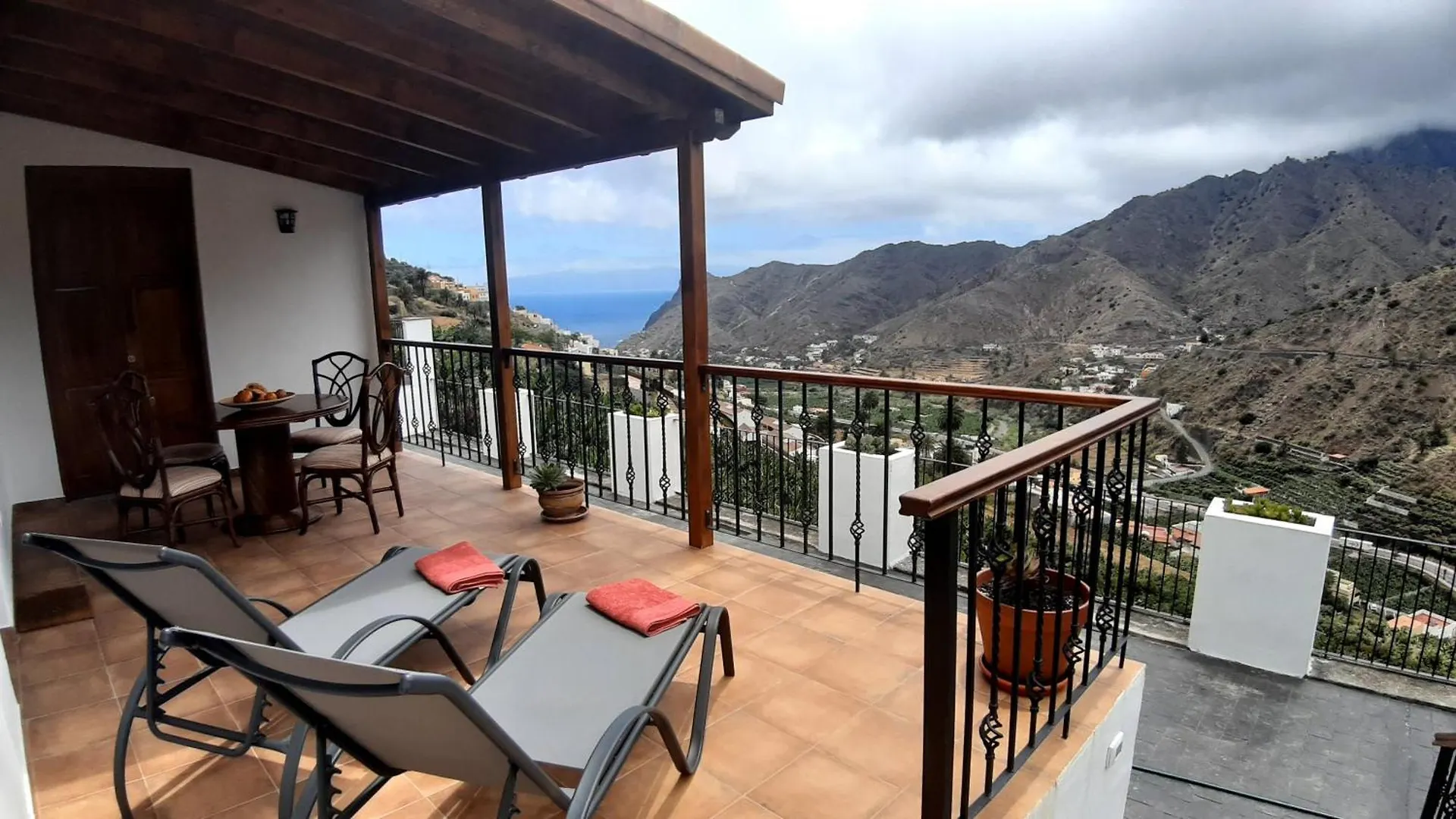 Casa La Sabina Roja 1 - Casa Con Impresionantes Vistas Sobre Hermigua Y El Mar Spain